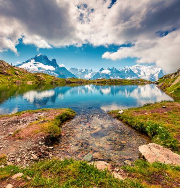 Arka planda Mont Blanc (Monte Bianco) ile Lac Blanc Gölü 'nün renkli yaz manzarası, Chamonix konumu. Vallon de Berard Doğa Koruma Alanı, Graian Alpleri, Fransa, Avrupa. 