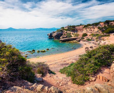 Perachora Heraion Batı Mahkemesi 'nin muhteşem bahar manzarası, Limni Vouliagmenis konumu. Ege Denizi, Yunanistan ve Avrupa 'nın renkli sabah deniz manzarası. Seyahat konsepti arka planı.