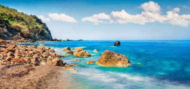 Avali Sahili 'nin panoramik yaz manzarası. İyon Denizi 'nin güneşli sabahı. Lefkada Adası, Yunanistan, Avrupa 'nın güzel doğa manzarası. Doğa konseptinin güzelliği