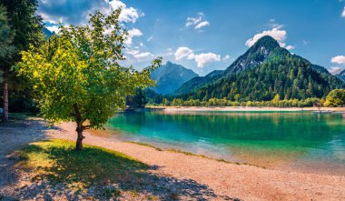 Güneşli yaz günü Jasna Gölü. Julian Alps 'in göz kamaştırıcı yaz sahnesi, Gözd Martuljek' in yeri, Slovenya, Avrupa. Triglav Ulusal Parkı 'nın parlak manzarası.