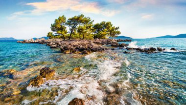 Adriyatik Denizi 'ndeki küçük adanın fırtınalı sabah manzarası. Hırvatistan, Avrupa 'daki Sjekirica plajının resimli yaz sahnesi. Akdeniz ülkelerinin güzel dünyası. Seyahat konsepti arka planı