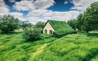 Küçük Hof köyündeki kilise manzarası güzelmiş. Vatnajokull Ulusal Parkı 'ndaki Skaftafell' in parlak sabah sahnesi, İzlanda, Avrupa. Kırsal konseptin güzelliği.