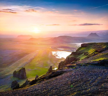 Dyrholaey yarımadasından inanılmaz bir akşam manzarası, Atlantik Okyanusu. Güney İzlanda 'da yaz günbatımı, Vic Köyü, Avrupa. Doğa konseptinin güzelliği.