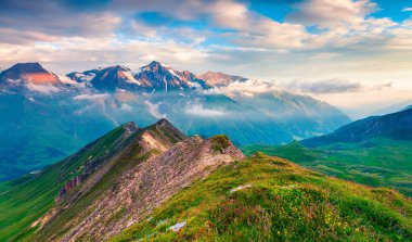 Grossglockner Dağları 'nın yaz sabahı manzarası Grossglockner High Alpine Yolu' ndan. Avusturya Alplerinde renkli gündoğumu, Zell am See bölgesi, Avusturya, Avrupa 'da Salzburg eyaleti. İşlenmiş fotoğraf sonrası sanatsal stil.