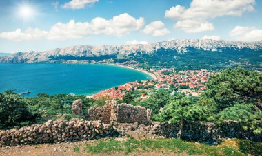 Bashka kasabasının sabah hava manzarası. Adriyatik denizi, Krk adası, Kvarner Körfezi takımadaları, Hırvatistan ve Avrupa 'nın güneşli yaz mevsimleri. Akdeniz ülkelerinin güzel dünyası.
