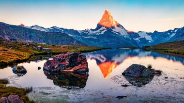 Stellisee Gölü 'nde muhteşem bir yaz gündoğumu. İsviçre Alpleri, İsviçre, Avrupa 'da Matterhorn zirvesinin ilk güneş ışığı zirvesi. Doğa konseptinin güzelliği.