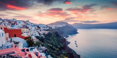 Santorini Adası 'nın muhteşem sabah manzarası. Yunanistan 'ın ünlü tatil beldesi Oia, Yunanistan ve Avrupa' nın resimli bahar gündoğumu. Seyahat konsepti geçmişi. İşlenmiş fotoğraf sonrası sanatsal stil.