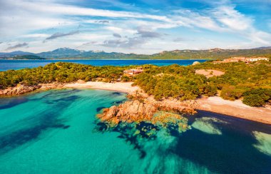 Uçan İHA 'nın görüntüsü. Capriccioli Sahili, Costa Smeralda 'da popüler turnuvalar düzenleniyor. Sardunya 'nın, İtalya' nın, Avrupa 'nın yay manzarası. Doğa konseptinin güzelliği