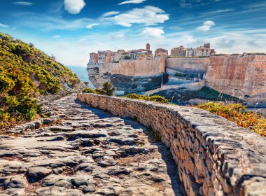 Bonifacio şehrinin renkli sabah manzarası. Korsika adası, Fransa, Avrupa 'nın güneşli yaz manzarası. Brigth Akdeniz manzarası. Seyahat konsepti arka planı.