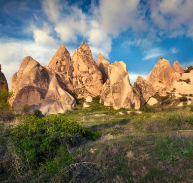 Cappadocia 'da renkli bir bahar sahnesi. Nisan ayında Red Rose Vadisi 'nde akşam oldu. Nevsehir 'in Merkez Anadolu Bölgesi' nde bulunan Cavusin köyü, Asya.