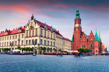 Wroclaw Pazar Meydanı Belediye Binası ile renkli akşam sahnede. Günbatımı Silesia, Polonya, Avrupa'nın tarihsel başkentinde. Tarzı yazı işlenmiş fotoğraf.