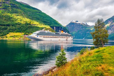 Norveç 'in batısındaki Geiranger limanının güneşli yaz manzarası. Sunnylvsfjorden fiyordunun renkli görüntüsü. Seyahat konsepti geçmişi. İşlenmiş fotoğraf sonrası sanatsal stil