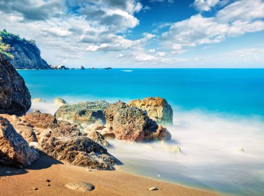 Avali Sahili 'nin muhteşem bahar manzarası. İyon Denizi 'nin çekici sabah deniz manzarası. Lefkada Adası, Yunanistan, Avrupa 'nın egzotik açık hava manzarası. Doğa konseptinin güzelliği.