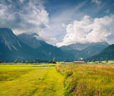 Zugspitze golf kulübündeki yeşil çayır, Lermooos köyü. Avusturya Alpleri, Reutte Bölgesi, Tyrol Eyaleti, Avusturya, Avrupa 'da renkli bir yaz sabahı. Instagram filtre tonu.