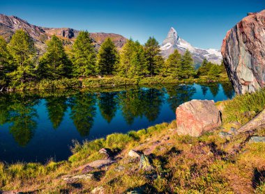 Grindjisee gölünde renkli bir yaz sabahı. Matterhorn (Monte Cervino, Mont Cervin) zirvesi, İsviçre Alpleri, Zermatt konumu, Valais kantonu, İsviçre, Avrupa. Doğa konseptinin güzelliği.