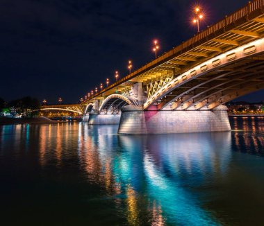 Ünlü Margit veya Margaret Bridge (bazen Margit Köprüsü) manzarası. Budapeşte 'deki gece sahnesi UNESCO, Macaristan, Avrupa' nın Dünya Mirası Sahası. İşlenmiş fotoğraf sonrası sanatsal stil.