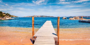 Rafael limanı, Olbia-Tempio, İtalya, Avrupa 'nın halk plajı heyecan verici bir yaz sahnesi. Sardunya 'nın muhteşem sabah manzarası. Akdeniz 'deki renkli deniz manzarası. Seyahat konsepti arka planı.