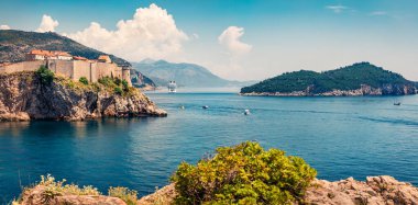 Dubrovnik 'teki ünlü Fort Bokar' ın panoramik sabah manzarası. Adriyatik denizi, Hırvatistan ve Avrupa 'nın inanılmaz yaz deniz manzarası. Akdeniz ülkelerinin güzel dünyası. Seyahat konsepti arka planı.