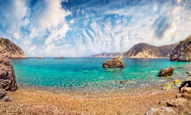 Agia Eleni plajının muhteşem yaz manzarası. Akdeniz 'in güneşli sabah deniz manzarası. Kefalonia Adası, Yunanistan, Avrupa 'nın açık hava manzarası. İyon Adalarında Seyahat. 