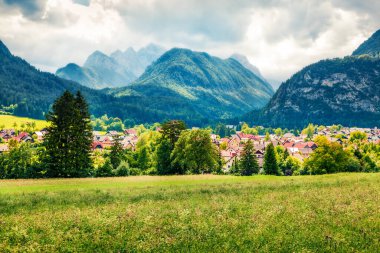 Triglav dağ sırası ve Gözd Martuljek köyünün etkileyici yaz manzarası. Julian Alps, Slovenya, Avrupa 'nın renkli sabah manzarası. Seyahat konsepti geçmişi. Orton Efekti