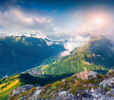 Campitello Di Fassa köyünün sisli kuşbakışı görüntüsü. Dolomite Alplerinde güneşli bir sabah, Güney Tyrol, İtalya, Avrupa.