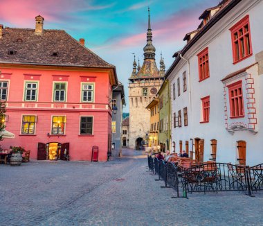 Ortaçağ 'ın ünlü güçlendirilmiş şehri ve Saksonlar tarafından inşa edilen Saat Kulesi' nin harika akşam manzarası. Sighisoara, Transilvanya, Romanya ve Avrupa 'nın muhteşem yaz şehirleri. Seyahat konsepti arka planı.