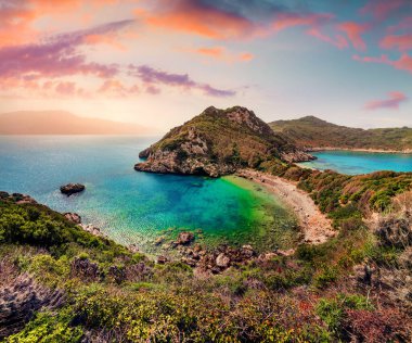 Pirates Bay, Porto Timoni, Afionas Köyü 'nün inanılmaz bahar gündoğumu. İyon Denizi 'nin mükemmel sabah deniz manzarası. Korfu Adası, Yunanistan ve Avrupa 'nın muhteşem doğa manzarası.
