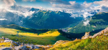 Sabahın sisinde Campitello Di Fassa ve Folla Di Fassa köylerinin kuş bakışı görüntüsü. Dolomite Alpleri, Güney Tyrol, İtalya, Avrupa.