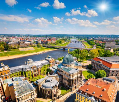 Elbe Nehri ve Dresden Kasabası Kilisesi 'nden (Frauenkirche) görüntü. Saksonya 'da güneşli bir bahar sahnesi, Almanya, Avrupa. İşlenmiş fotoğraf sonrası sanatsal stil.