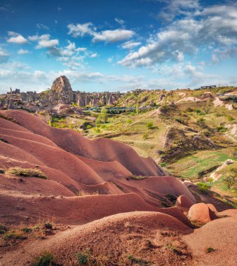 Cappadocia 'nın şaşırtıcı yaz manzarası. Uchisar Kalesi 'nin çekici sabah manzarası. Uchisar köyünün güneşli manzarası, Türkiye, Asya. Seyahat konsepti arka planı