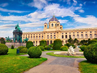 Maria Theresa Meydanı 'nda ünlü Naturhistorisches Müzesi (Doğal Tarih Müzesi) ile muhteşem bir sabah manzarası. Viyana, Avusturya, Avrupa 'da güzel bir açık hava sahnesi. Sanatsal stil, işlenmiş fotoğraf.