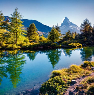 Grindjisee gölünde renkli bir yaz akşamı. Matterhorn (Monte Cervino, Mont Cervin) zirvesi, İsviçre Alpleri, Zermatt konumu, Valais kantonu, İsviçre, Avrupa. Doğa konseptinin güzelliği.