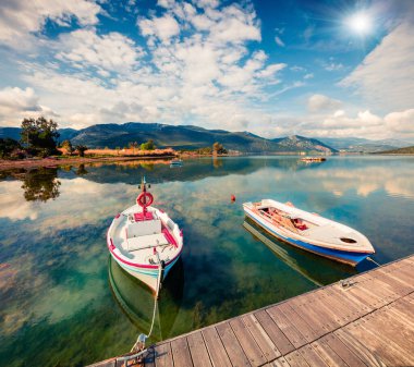 Küçük balıkçı kasabasında güneşli bir bahar sahnesi. Mikrovivos. Ege Denizi 'nin muhteşem sabah deniz manzarası. Kırsal konseptin güzelliği, Yunanistan, Avrupa. İşlenmiş fotoğraf sonrası sanatsal stil.