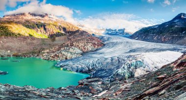 Rhone buzulunun inanılmaz yaz manzarası. İsviçre Alpleri, Bern Kantonu, İsviçre, Avrupa 'da güneşli bir sabah sahnesi. Dağlarda eriyen buzlar. İşlenmiş fotoğraf sonrası sanatsal stil.