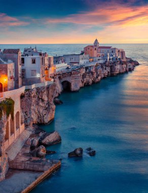 Vieste 'nin ikonik akşam manzarası - Gargano Ulusal Parkı, İtalya, Avrupa kıyı kasabası. Adriyatik Denizi 'nde muhteşem bir bahar günbatımı. Seyahat konsepti arka planı.