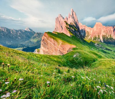 Furchetta zirvesinin çekici sabah manzarası. Funes Valley 'in resimli yaz sahnesi. Puez Odle Ulusal Parkı, Dolomiti Alpleri, Bolzano ili, Güney Tyrol, İtalya, Avrupa.