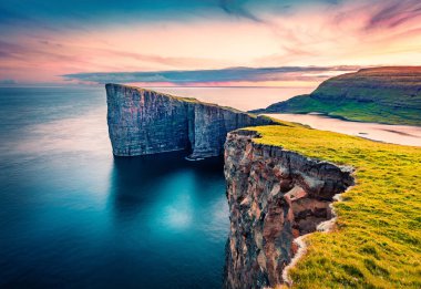 Uçan İHA 'nın görüntüsü. Sorvagsvatn Gölü, Vagar, Faroe Adaları, Danimarka Krallığı, Avrupa 'nın mükemmel akşam manzarası. Atlantik Okyanusu 'nda harika bir yaz günü..