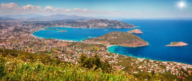 Porto Rafti 'nin hava manzarası. Ege Denizi 'nin renkli bahar deniz manzarası. Yunanistan, Avrupa 'nın güneşli sabah manzarası. Doğa konseptinin güzelliği.
