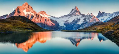 Bachalp Gölü / Bachalpsee, İsviçre 'nin muhteşem akşam manzarası. İsviçre Alpleri, Grindelwald, Bernese Oberland, Avrupa 'da resimli sonbahar günbatımı. Doğa konseptinin güzelliği