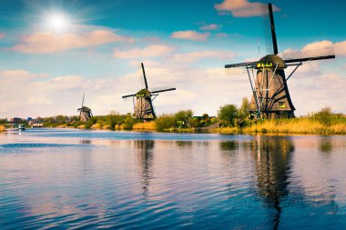 Ünlü Kinderdijk Kanalı 'nda yel değirmenleriyle geçen yaz sahnesi. Eski Hollanda köyü Kinderdijk, UNESCO dünya mirası bölgesi. Hollanda, Avrupa.