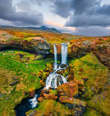 Uçan İHA 'nın görüntüsü. Koyun Şelalesi 'nin göz kamaştırıcı sabah sahnesi. İzlanda, Avrupa 'nın havadan yaz manzarası. Doğa konseptinin güzelliği. 