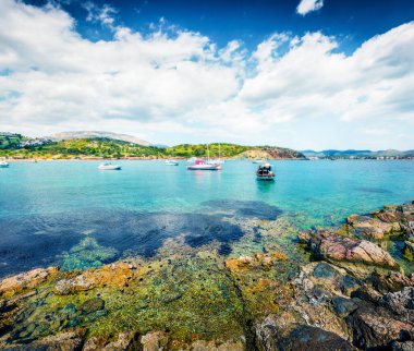 Nuevo Loca Sahili 'nin muhteşem bahar manzarası. Ege Denizi 'nin güneşli sabah deniz manzarası, Palaia Fokaia konumu, Yunanistan, Avrupa. Doğa konseptinin güzelliği.