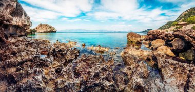 Yunanistan 'ın kuzeydoğusundaki Corinthia sahilinin güzel bahar manzarası. Yunan tatil köyünün güneşli manzarası. Doğa konseptinin güzelliği. 