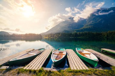 Hintersee Gölü 'nde yaz gündoğumu beyaz zevkle başlıyor. Avusturya Alpleri 'nde güneşli bir sabah sahnesi. Salzburg-Umgebung, Avusturya, Avrupa.