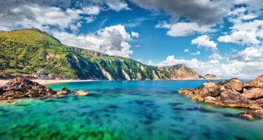 Petani Sahili 'nin panoramik bahar manzarası. Sefalonya Adası, Yunanistan, Avrupa 'nın muhteşem sabah manzarası. Akdeniz 'in heyecan verici deniz manzarası. İyon Adaları 'nın çarpıcı açık hava manzarası.