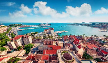 Split şehrinin havadan yaz manzarası. Hırvatistan, Avrupa 'nın resimli sabah sahnesi. Akdeniz ülkelerinin güzel dünyası. Mimari seyahat arka planı.