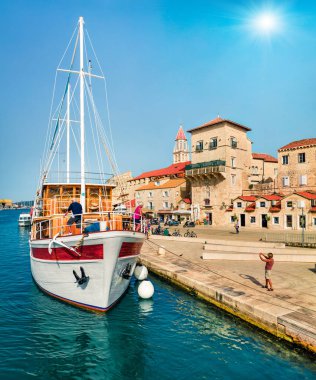 Trogir şehrinin Solendid yaz manzarası. Adriyatik Denizi 'nin güneşli sabahı. Akdeniz ülkelerinin güzel dünyası. Seyahat konsepti arka planı.