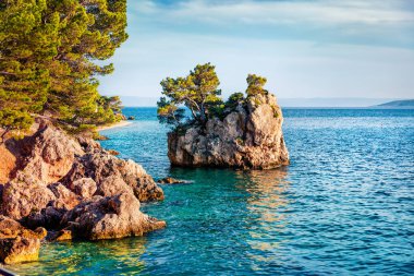 Ünlü turistlerin ilgi odağı Brela Stone. Adriyatik denizi, Dalmaçya kıyıları, Hırvatistan ve Avrupa 'nın muhteşem yaz deniz manzarası. Akdeniz ülkelerinin güzel dünyası. Doğa konseptinin güzelliği.