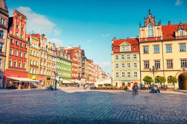 Wroclaw Pazar Meydanı 'nda renkli bir sabah sahnesi. Silezya 'nın tarihi başkentinde Polonya ve Avrupa' da güzel eski evleri olan güneşli bir şehir. İşlenmiş fotoğraf sonrası sanatsal stil.