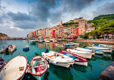 Portovenere kasabasının bulutlu sabah manzarası. Akdeniz 'in, Liguria' nın, La Spezia 'nın, İtalya' nın, Avrupa 'nın pitoresk bahar deniz manzarası. Seyahat konsepti arka planı